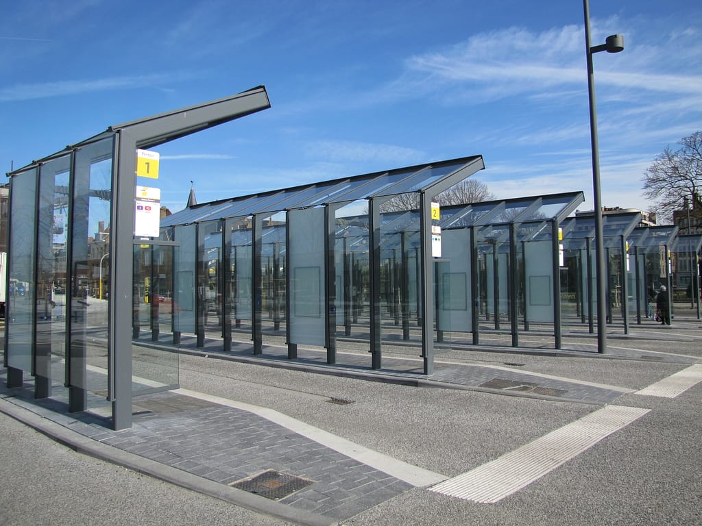 busstations in glas De Lijn Ieper